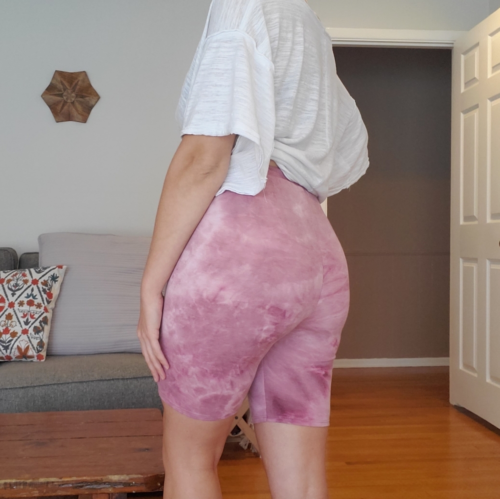 TIE-DYE BIKER SHORTS